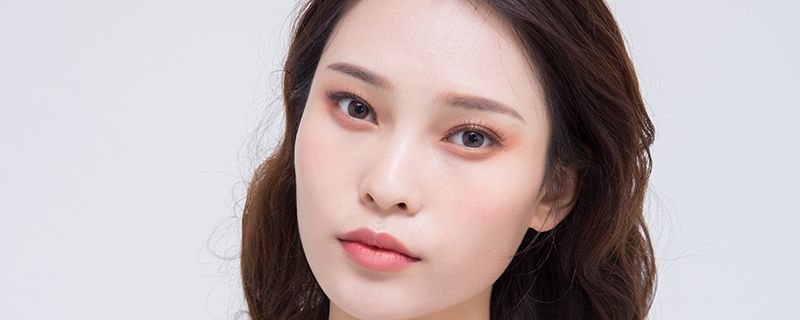 粉底液怎么用不会卡粉 粉底液怎么用不会卡粉