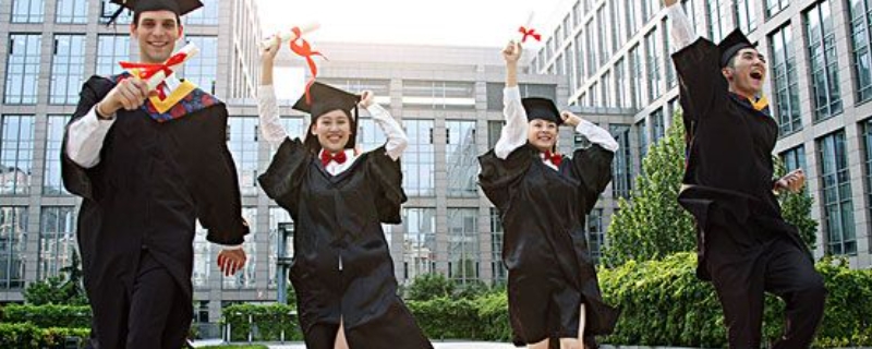 穿学士服拍照里面穿什么 穿学士服拍照里面穿什么