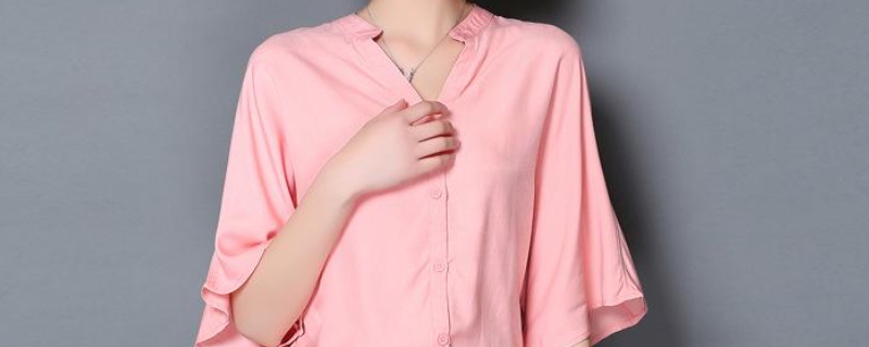 什么材质的衣服不容易起皱 什么材质的衣服不容易起皱