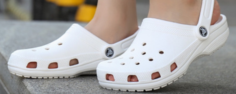 crocs要买大一码吗 crocs要买大一码吗