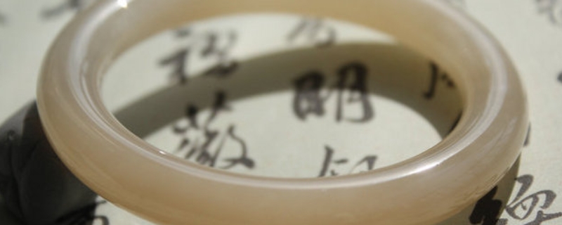 藕粉手镯为什么戴久了有黑色 藕粉手镯为什么戴久了有黑色