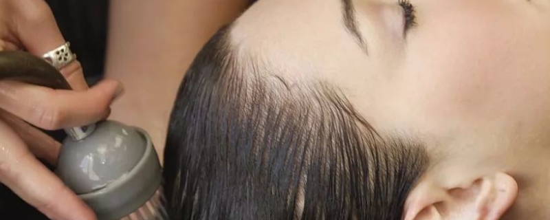 下午染的头发晚上可以洗头吗 下午染的头发晚上可以洗头吗