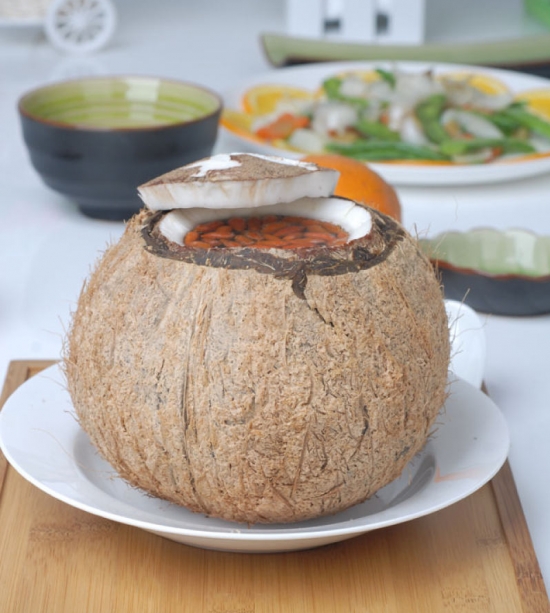 椰子的做法及挑选:椰子肉多的手感较重,汁液多的手感较轻 椰子的做法及挑选:椰子肉多的手感较重,汁液多的手感较轻
